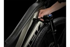 Framsida -Elcykel Försäljning Trek Powerfly FS 4 500 Matte Gunmetal Matte Black rib battery 1080x720 2